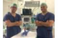 2019 06 24 Los doctores Georgiev (izda) y González, en quirófano, con el modelo tridimensional
