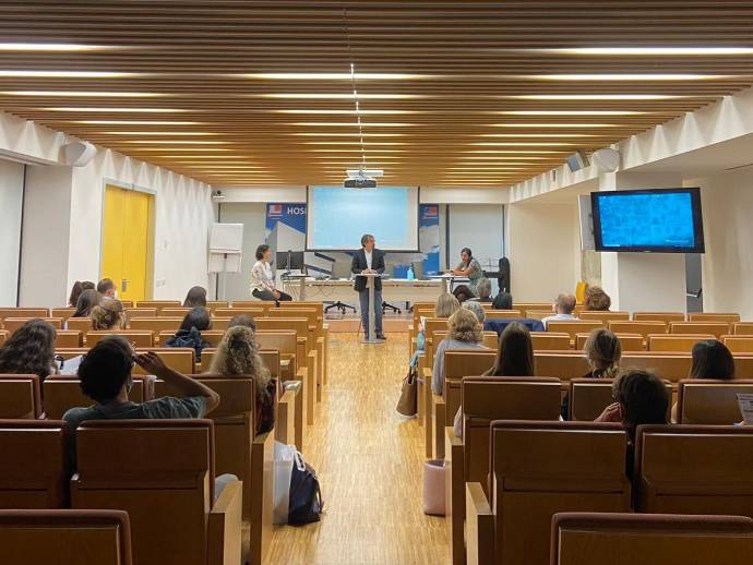 2021 11 02 El Dr. Piñeiro modera una de las mesas de debate de la II Jornada de Actualización en Pediatría