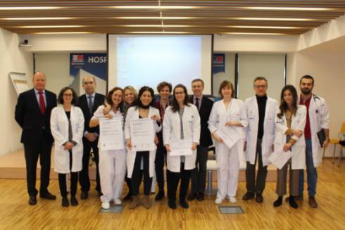 Diploma acreditativo de la certificación junto a miembros de su equipoV