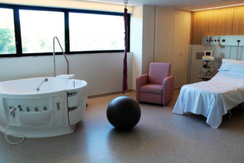 2021 04 21 Habitación del HUGV dotada de bañera, liana y pelota de pilates para el proceso de dilatación