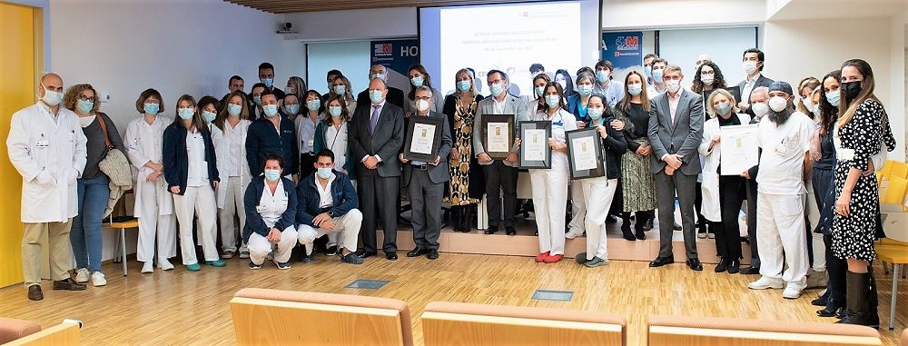 Foto de grupo con los profesionales del HUGV implicados en la evaluación EFQM y participantes en la entrega del sello