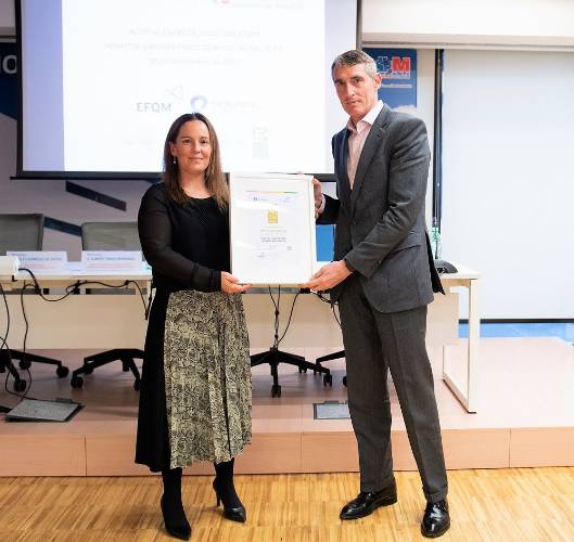 Susana Fábregas entregó el Reconocimiento de Excelencia en Gestión EFQM 6 Stars 600 a Juan Antonio Álvaro de la Parra