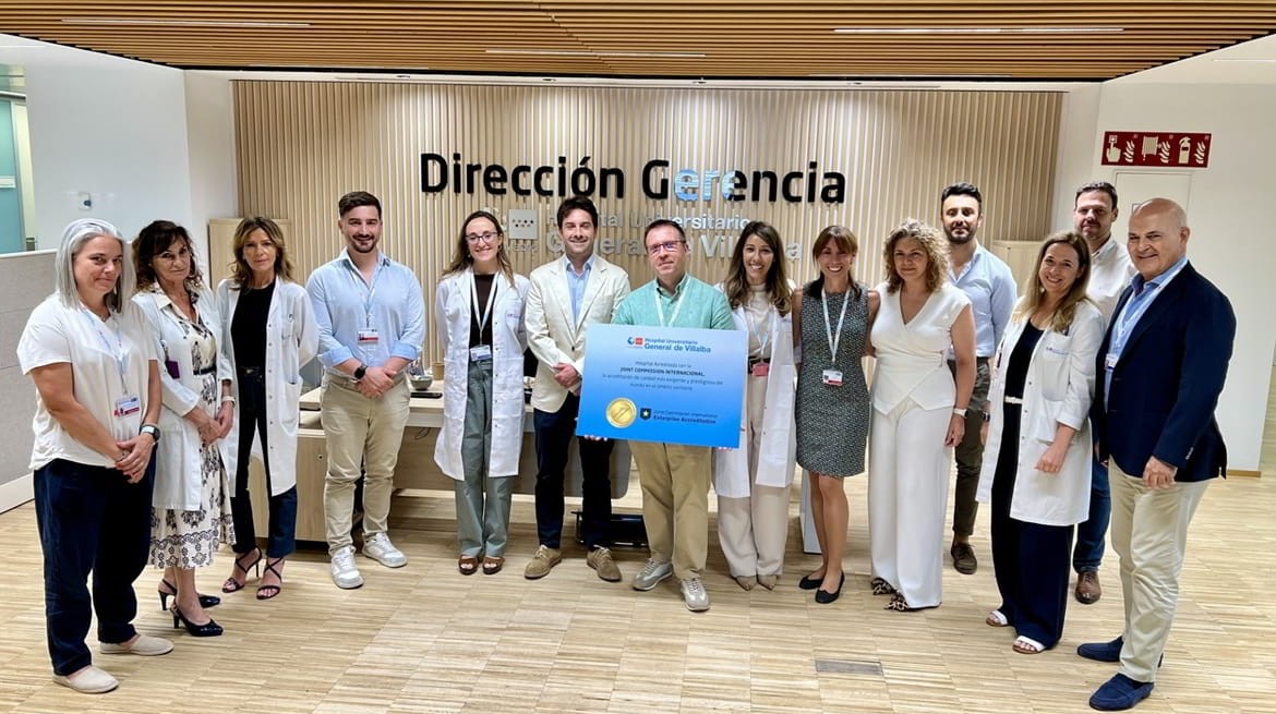 Gran parte del equipo de la Dirección Gerencia del HUGV con el diploma acreditativo del sello dorado JCI