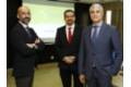 2018 10 16 El Dr. Piñeiro, entre los doctores Salamanca y Joaquín Mateos, director médico de MSD España