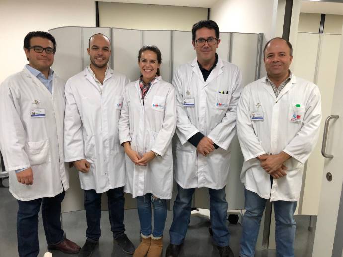 El Dr. Herández Sánchez (2º por la dcha), con el resto del equipo