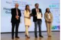 2022 12 02 El Dr. Roi Piñeiro recogió el Premio BiC al Mejor Hospital en Pediatría junto a la Dra. María de la Parte