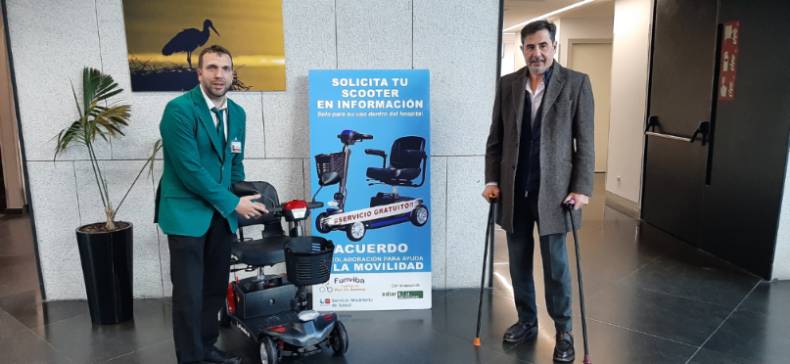 2024 02 19 Alfredo Camacho, presidente de Funviba, junto a un informador del HUGV y la scooter ya disponible en el hospital